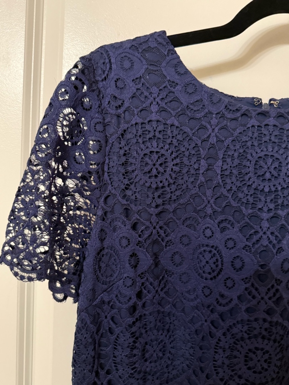 LAUNDRY Navy Crochet Midi Dress with Short Sleeves. Size 12P - Picture 2 of 4